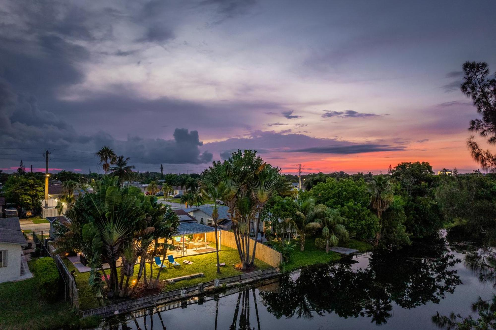 Villa Waterfront Oasis Escape With 7 Seats Hot Tub! *