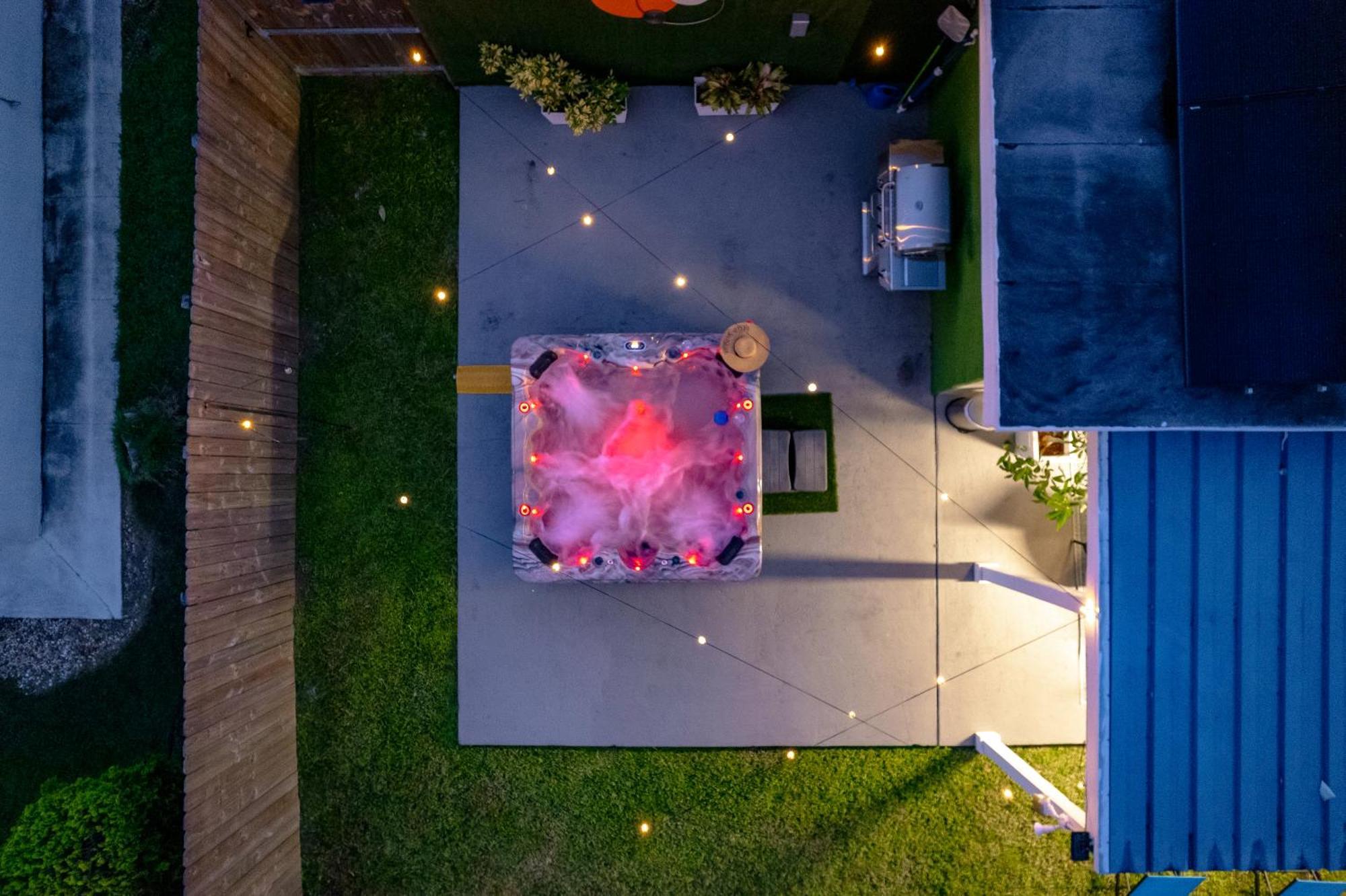 Waterfront Oasis Escape With 7 Seats Hot Tub! *