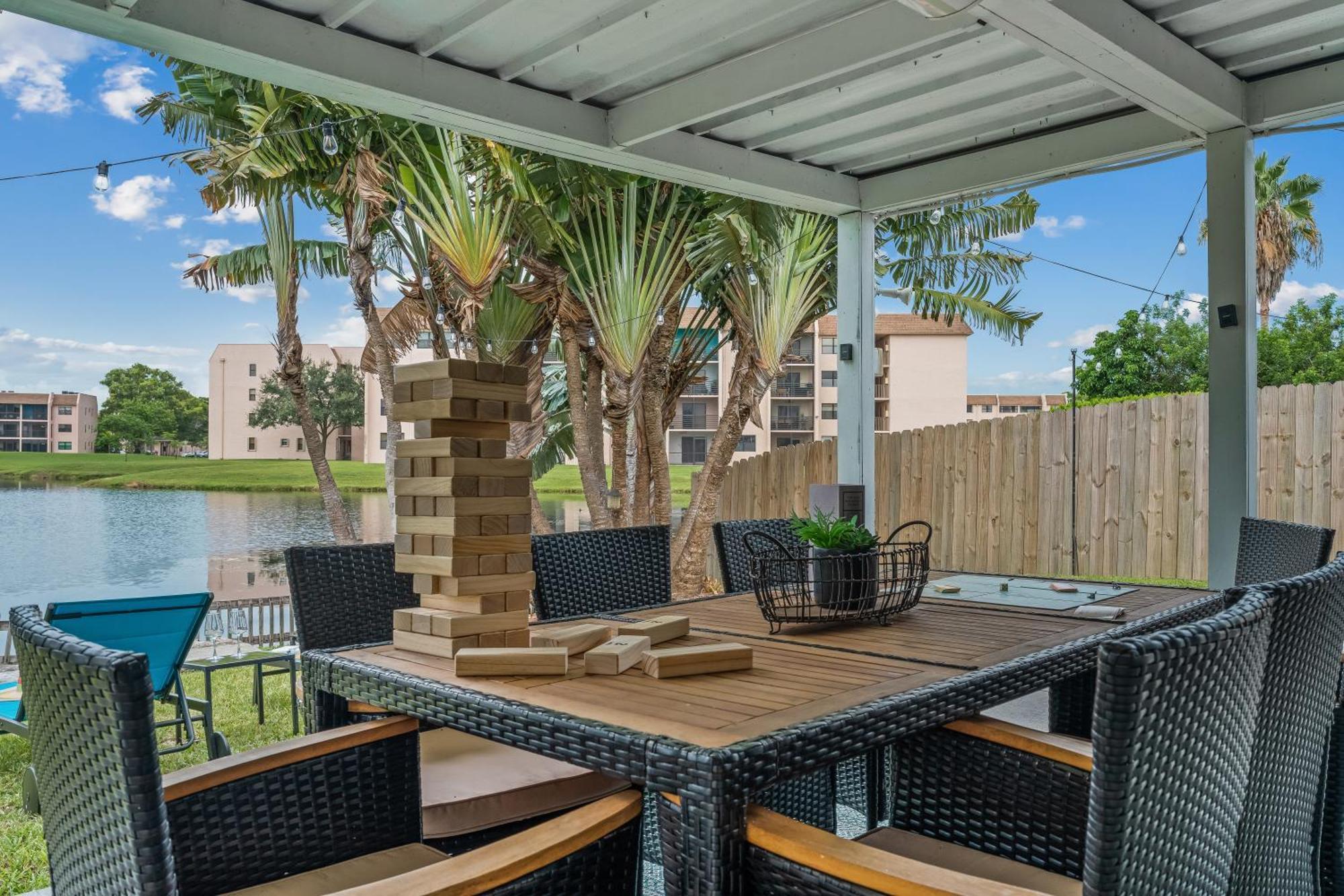 Villa Waterfront Oasis Escape With 7 Seats Hot Tub! *