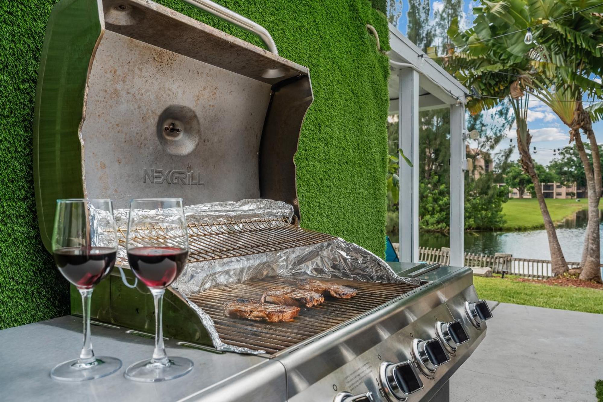 Villa Waterfront Oasis Escape With 7 Seats Hot Tub!