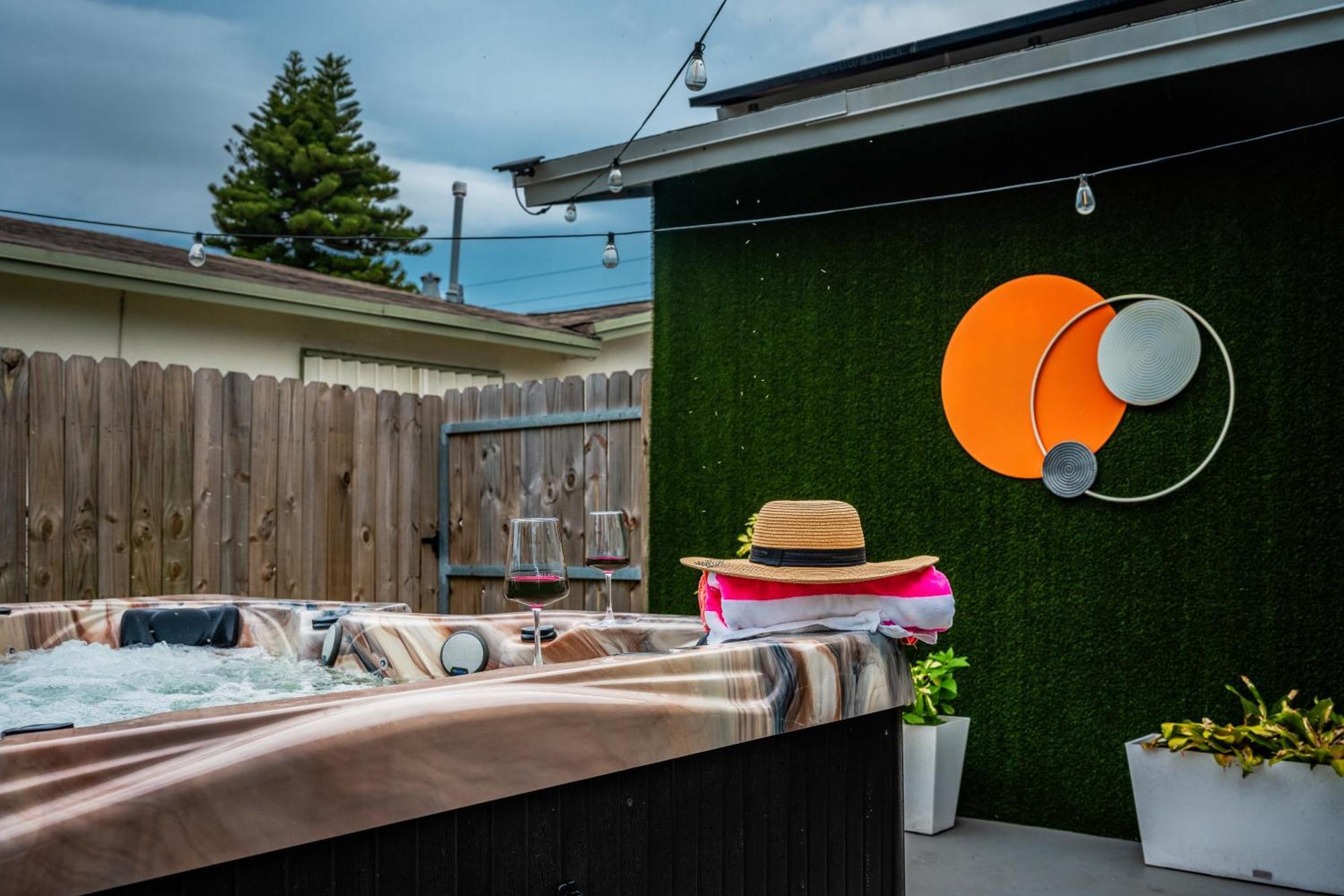 Villa Waterfront Oasis Escape With 7 Seats Hot Tub!