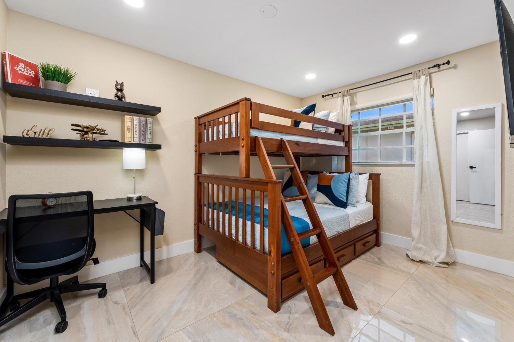 Villa Waterfront Oasis Escape With 7 Seats Hot Tub! *
