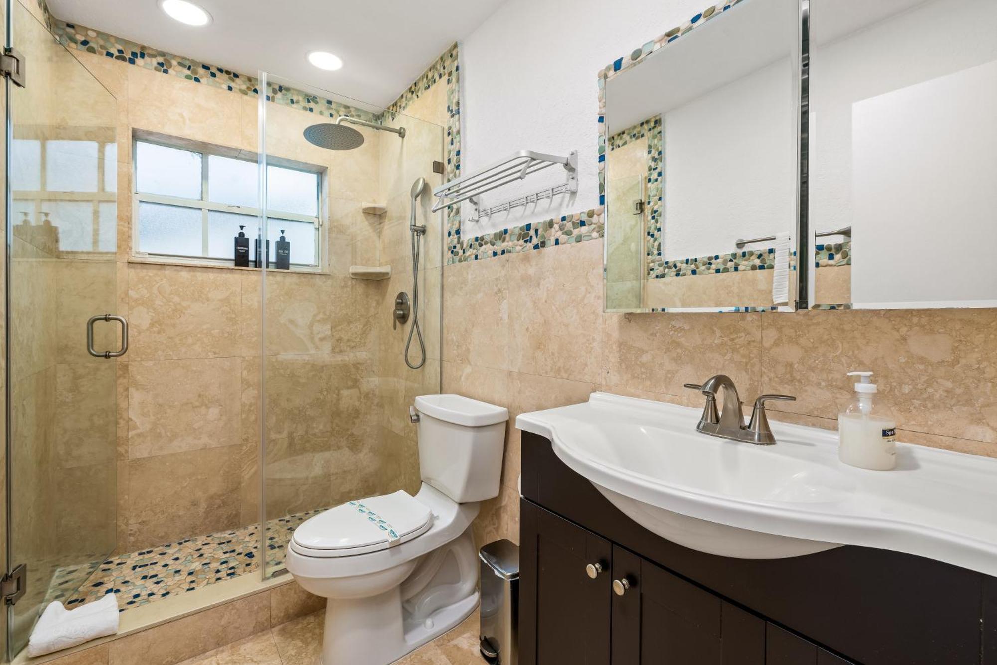 Villa Waterfront Oasis Escape With 7 Seats Hot Tub!