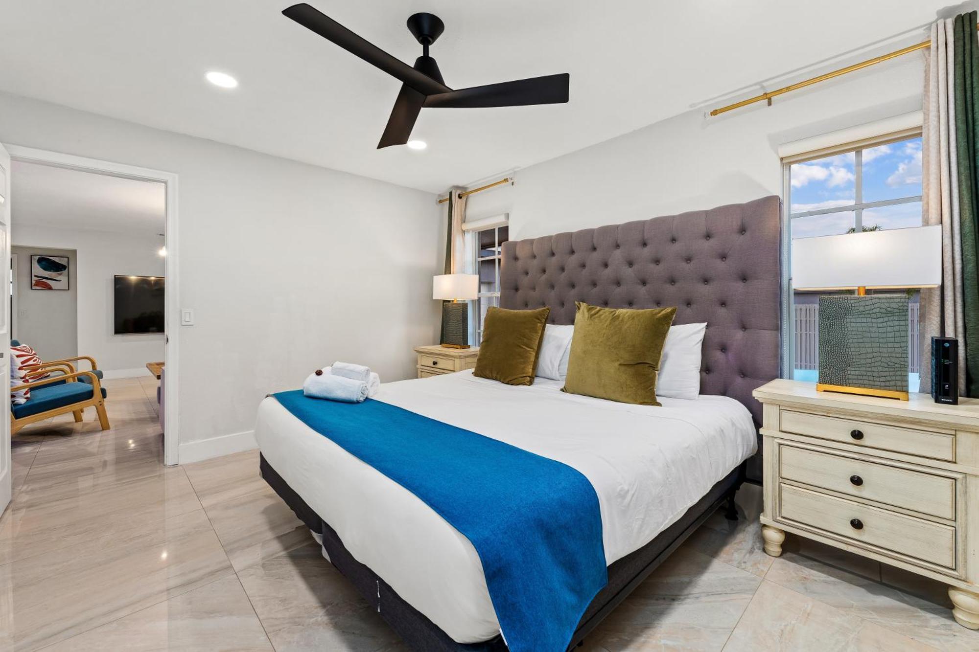 Villa Waterfront Oasis Escape With 7 Seats Hot Tub! Sunrise