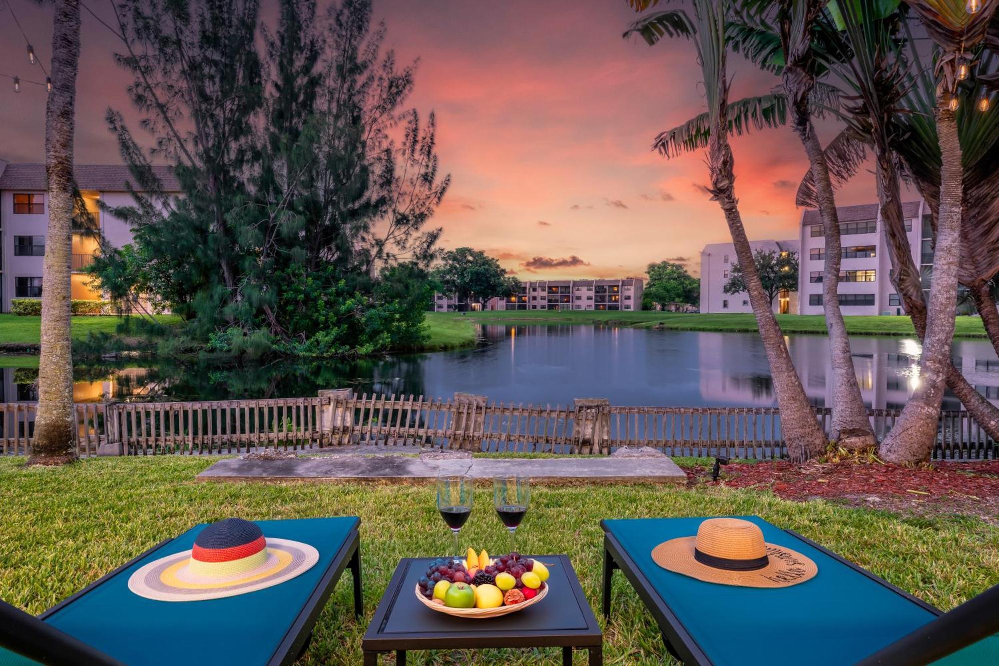 Villa Waterfront Oasis Escape With 7 Seats Hot Tub!